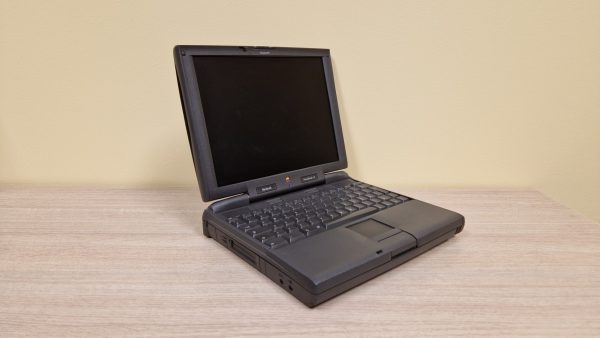 Apple Macintosh PowerBook G3 "Kanga" kairė